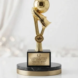 detalle de la bota dorada del trofeo botín de oro con estrella central con logo
