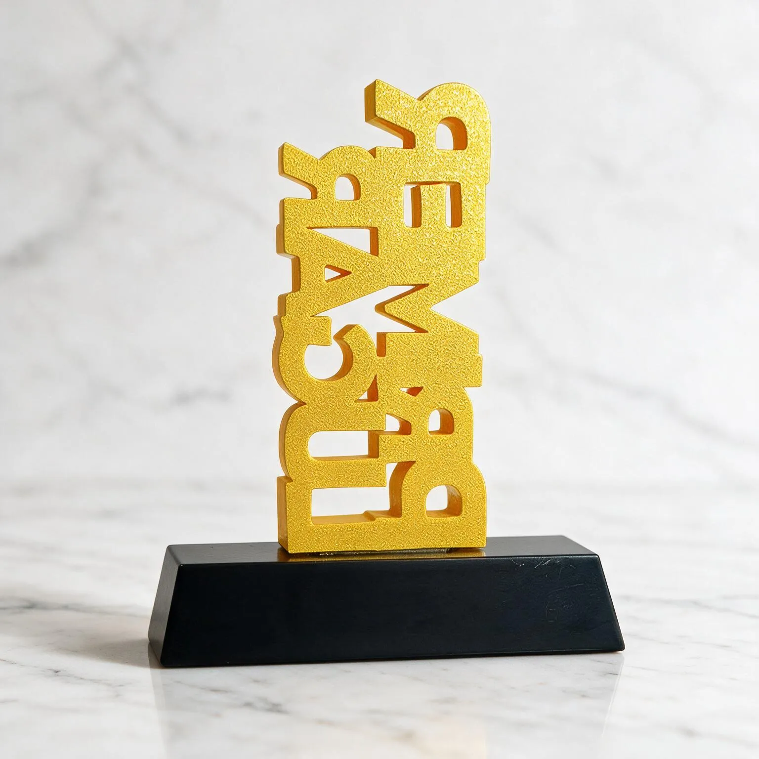 detalle-del-trofeo-3d-letras-verticales-con-diseno-moderno-para-premios-corporativos