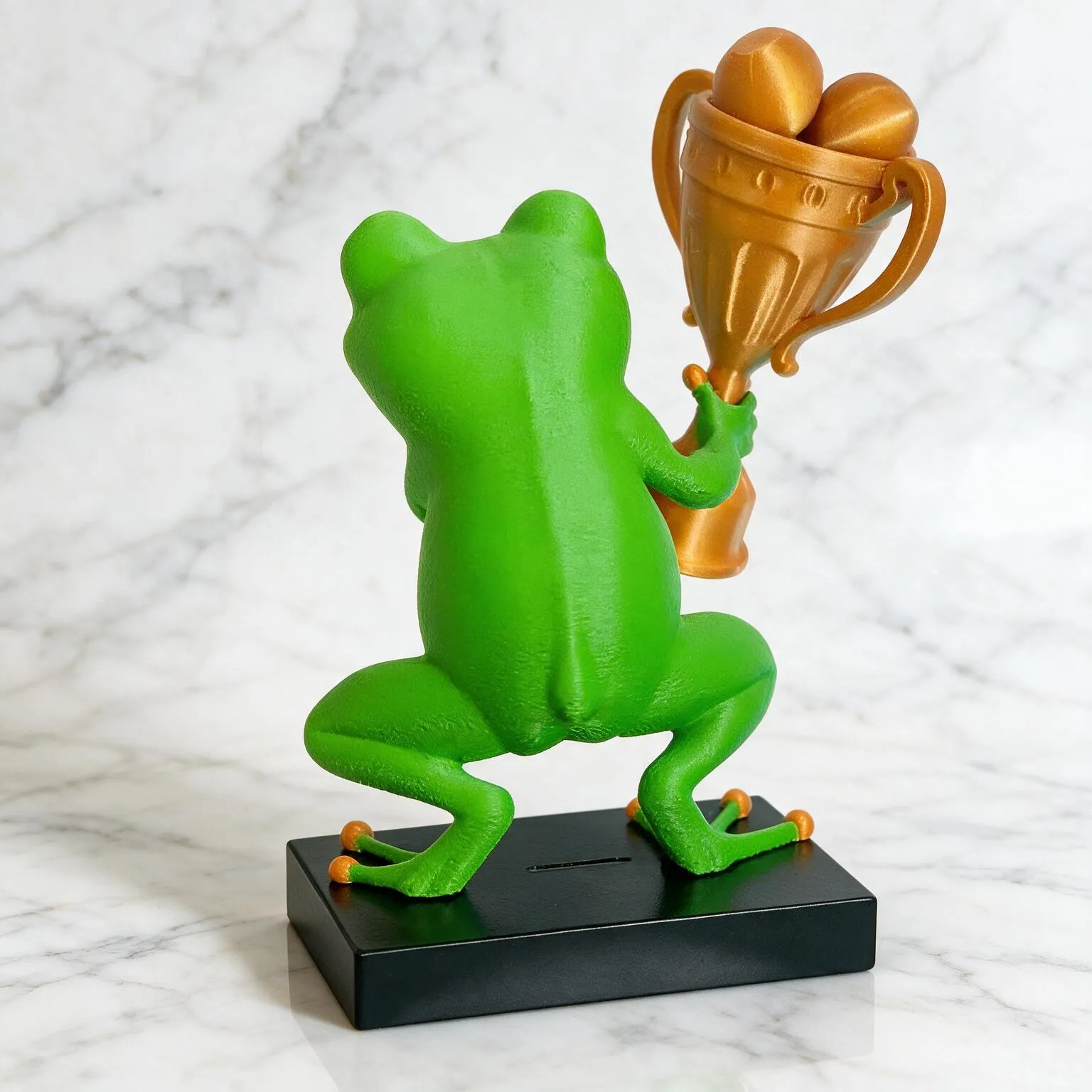 detalle-del-trofeo-3d-rana-campeona-con-expresion-alegre-para-torneos-de-bars