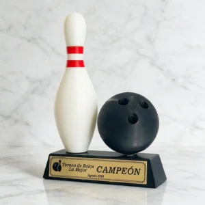 trofeo-3d-bolos-con-bolo-blanco-franjas-rojas-y-bola-negra-sobre-base-con-placa-de-campeon