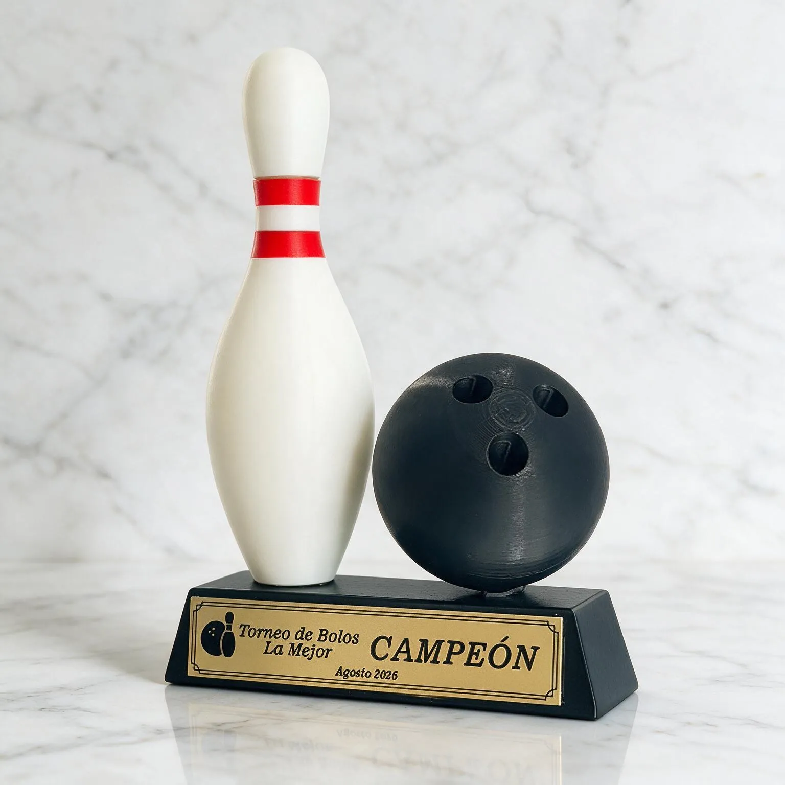 trofeo-3d-bolos-con-bolo-blanco-franjas-rojas-y-bola-negra-sobre-base-con-placa-de-campeon