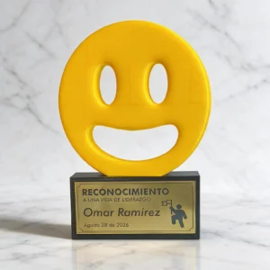 trofeo-3d-cara-feliz-amarillo-sonriente-sobre-base-rectangular-negra-elegante