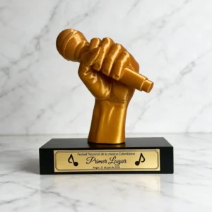 trofeo-3d-mano-con-microfono-dorado-con-base-hexagonal-negra-y-placa-de-primer-lugar