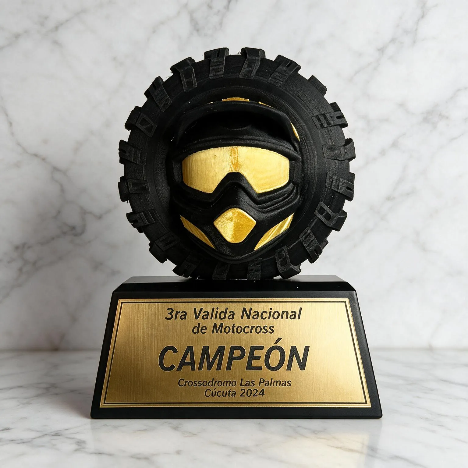 trofeo-3d-motocross-con-llanta-negra-y-casco-dorado-sobre-base-trapezoidal