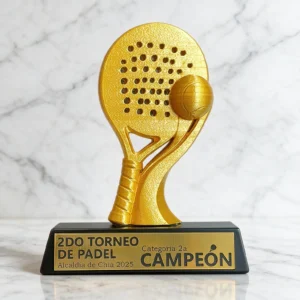 trofeo-3d-padel-dorado-con-raqueta-y-pelota-sobre-base-negra-trapezoidal