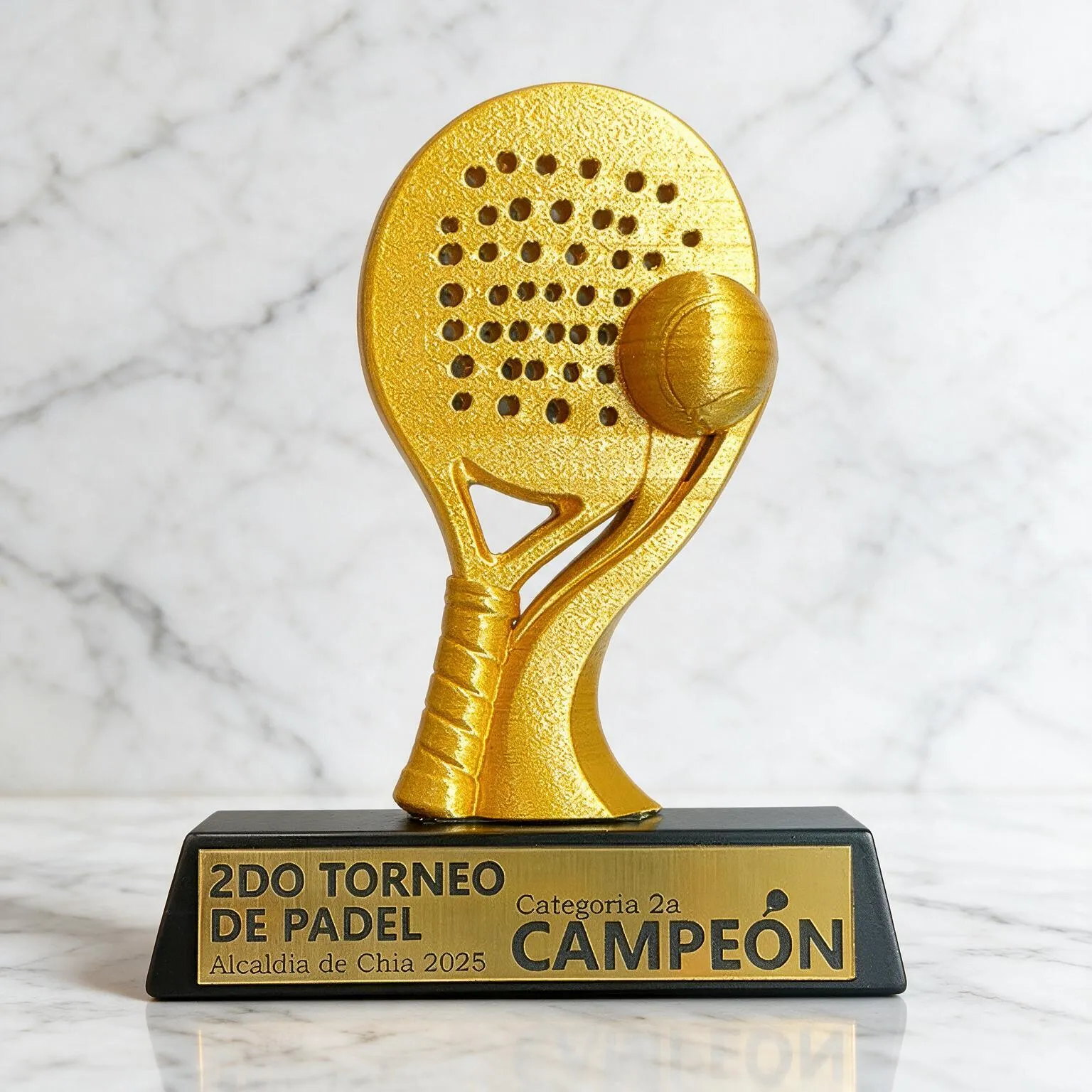 trofeo-3d-padel-dorado-con-raqueta-y-pelota-sobre-base-negra-trapezoidal