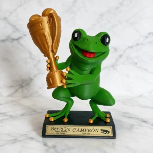 trofeo-3d-rana-campeona-verde-sosteniendo-copa-dorada-con-base-negra-y-placa-personalizable