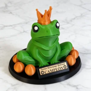 trofeo-3d-rana-sentada-verde-con-corona-naranja-y-bolas-sobre-base-redonda