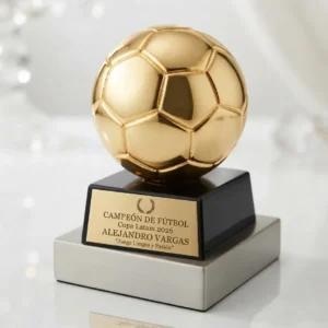trofeo-balon-de-oro-en-resina-dorada-con-base-en-vidrio-negro-en-colombia
