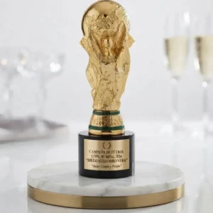 trofeo estilo copa del mundo en resina dorada con base en vidrio negro en colombia