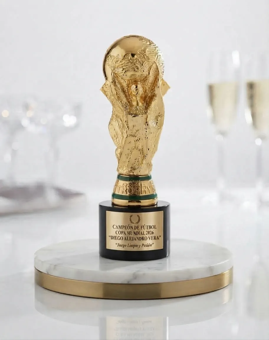 trofeo estilo copa del mundo en resina dorada con base en vidrio negro en colombia